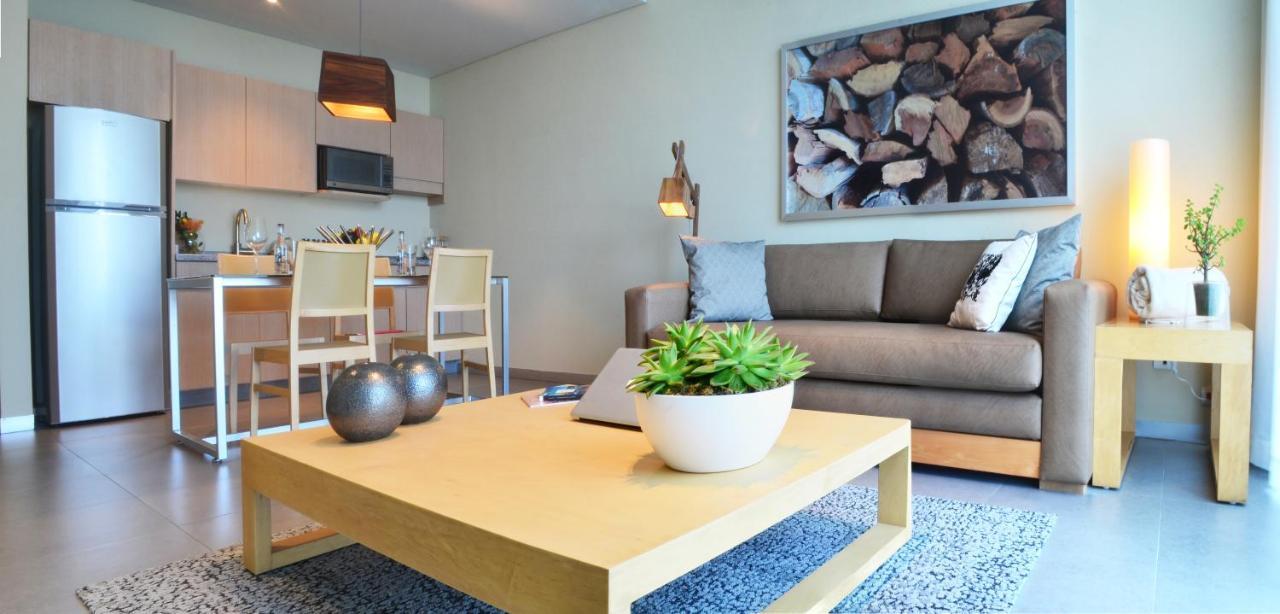 Stadia Suites Mexico City Santa Fe Екстериор снимка A living room with a coffee table